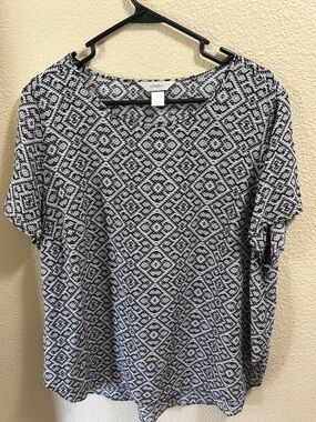 CJ Banks Black and White Geometric Short Sleeve Tee
